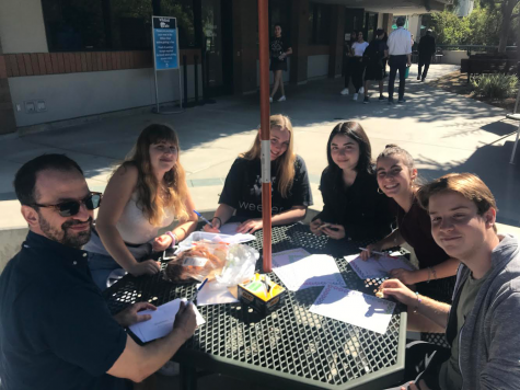 Students and Faculty write Shabbat gratitude notes during 2.0neg.