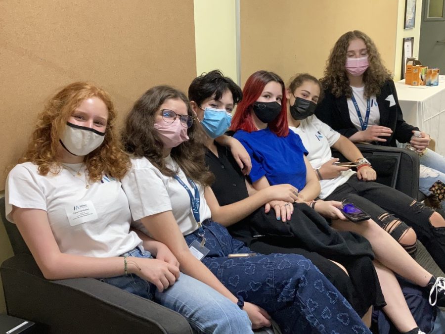 Esther Blum z”l and their friends sit outside Rabbi Shawn Fields-Meyer’s office, smiling beneath their masks. From left to right: Ilana Frid-Madden ‘23, Odelia Segev ‘23, Esther Blum z”l, Cayla Cohen ‘23, Eden Plaev ‘23, Courtney Weisel ‘23.